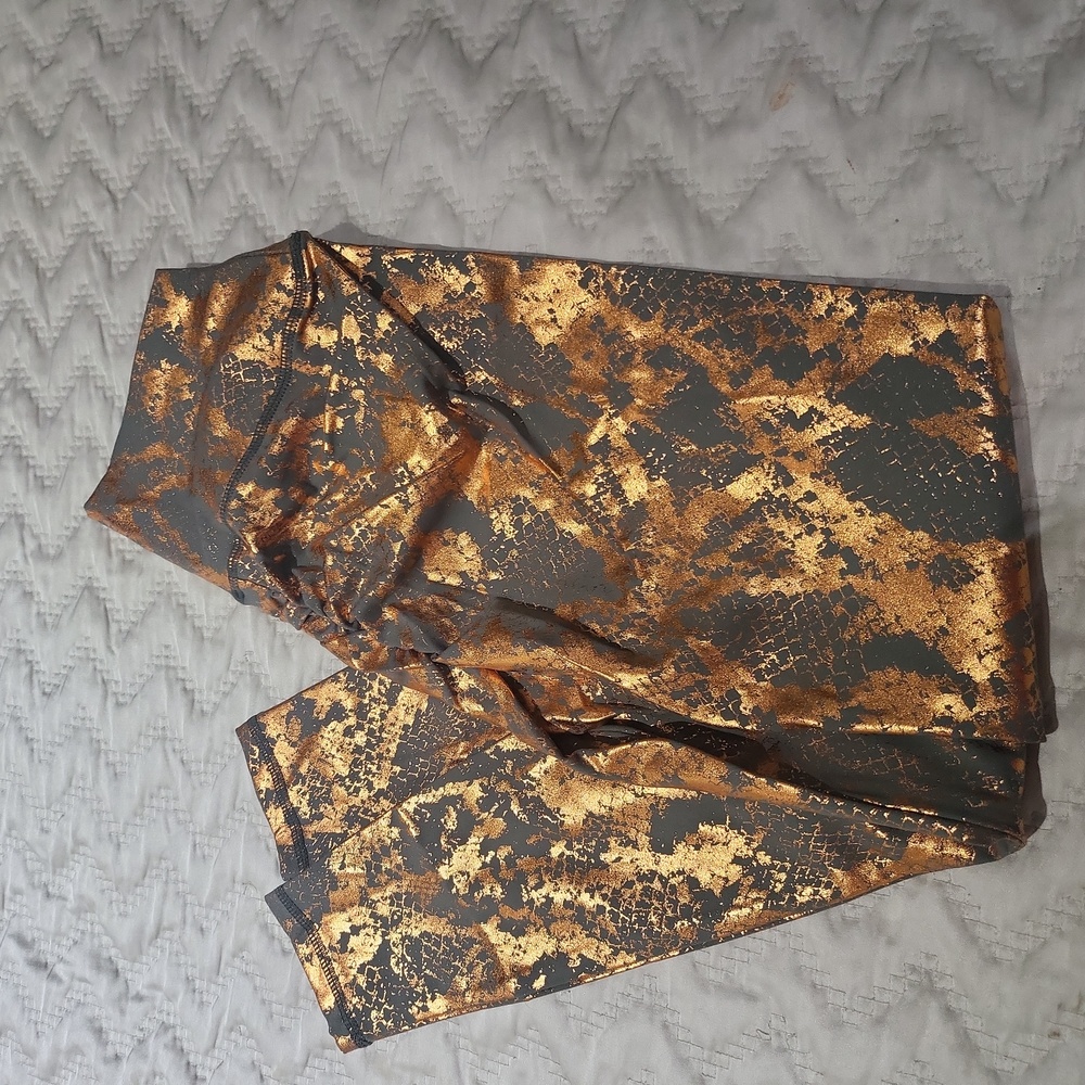 Srunch butt metallic snake print leggings size M